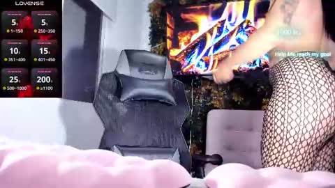 Snapshot of emily_palmeer chatting on July 13, 2026, 9:23 am emily_palmeer online show from July 13, 2026, 9:23 am