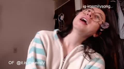 emily_pearl_ online show from April 9, 2026, 12:21 pm