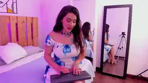 Snapshot of emily_sartre chatting on July 7, 2026, 8:35 pm Emilly online show from July 7, 2026, 8:35 pm