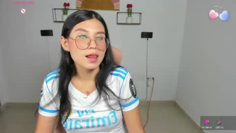 Snapshot of emily_villamil_ chatting on July 15, 2026, 9:42 pm Emi online show from July 15, 2026, 9:42 pm