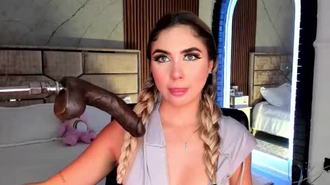 Emily Hendrix online show from October 8, 2025, 7:22 pm