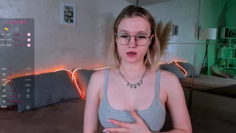 Snapshot of emilyhewell chatting on February 1, 2025, 1:34 am Emi online show from February 1, 2025, 1:34 am