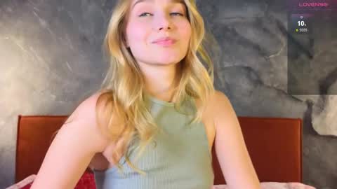 Snapshot of emilyhewell chatting on February 10, 2025, 11:46 am Emi online show from February 10, 2025, 11:46 am