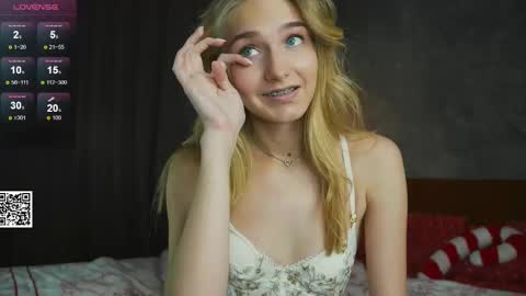 Snapshot of emilyhewell chatting on February 20, 2025, 11:09 am Emi online show from February 20, 2025, 11:09 am