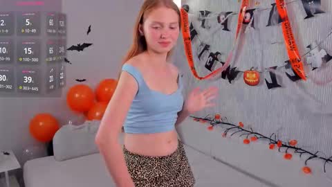 Snapshot of emilyhewell chatting on October 31, 2025, 4:41 pm Emi online show from October 31, 2025, 4:41 pm