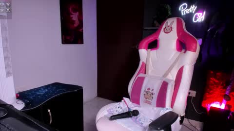 Emily Jhonson online show from November 24, 2025, 1:33 pm