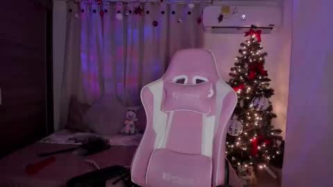 Snapshot of emilyrosss_ chatting on January 8, 2025, 9:00 am EMILY online show from January 8, 2025, 9:00 am