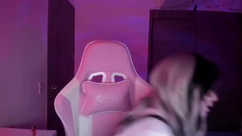 Snapshot of emilyrosss_ chatting on March 1, 2025, 4:26 am EMILY online show from March 1, 2025, 4:26 am