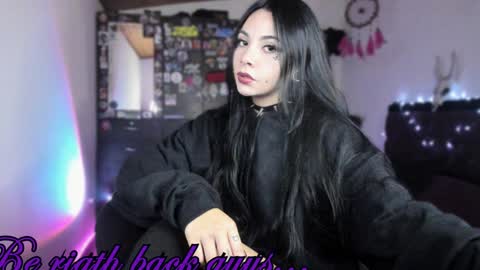 Snapshot of emilyrymer chatting on December 2, 2024, 9:17 pm Emily Support me to have 100 likes plx online show from December 2, 2024, 9:17 pm