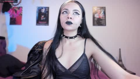 Snapshot of emilyrymer chatting on February 8, 2025, 1:54 am Emily Support me to have 100 likes plx online show from February 8, 2025, 1:54 am