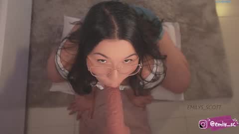 Snapshot of emilys_scott chatting on October 3, 2025, 2:03 pm Emy online show from October 3, 2025, 2:03 pm