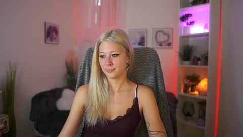 Snapshot of emilyswannn chatting on July 14, 2026, 1:17 pm emilyswannn online show from July 14, 2026, 1:17 pm