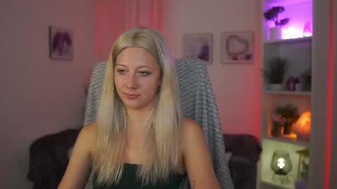 Snapshot of emilyswannn chatting on July 15, 2026, 6:35 pm emilyswannn online show from July 15, 2026, 6:35 pm