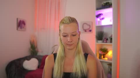 Snapshot of emilyswannn chatting on July 23, 2026, 6:39 pm emilyswannn online show from July 23, 2026, 6:39 pm