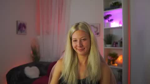 Snapshot of emilyswannn chatting on July 25, 2026, 6:38 pm emilyswannn online show from July 25, 2026, 6:38 pm