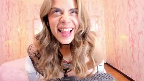 Emily  2200 - 600GMT-5 online show from May 21, 2026, 8:27 pm