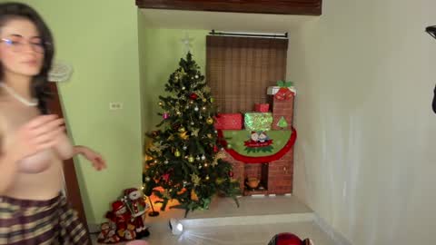 Snapshot of emma_blanco chatting on December 23, 2024, 5:32 pm Emma online show from December 23, 2024, 5:32 pm