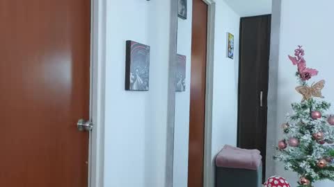 Snapshot of emma_blue_ chatting on December 1, 2024, 10:43 pm Emma Blue modelo independiente online show from December 1, 2024, 10:43 pm