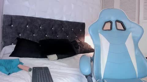 emma_dl2 online show from March 7, 2025, 8:33 pm