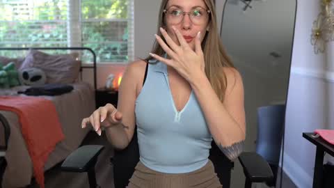 Snapshot of emma_ruby chatting on December 5, 2024, 6:00 pm Emma Ruby online show from December 5, 2024, 6:00 pm