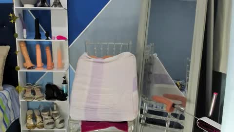 Emma Ucros online show from December 18, 2025, 11:00 pm