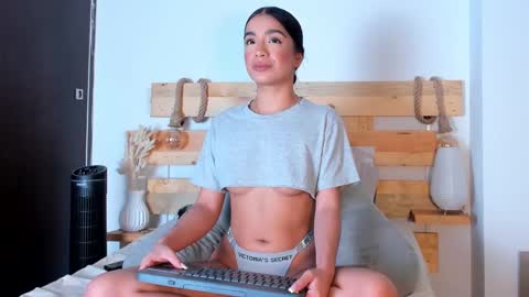 Snapshot of emmaellis chatting on February 18, 2025, 5:09 am valentina online show from February 18, 2025, 5:09 am