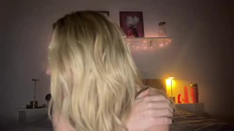 emmaonlyx1 online show from May 18, 2026, 4:07 am