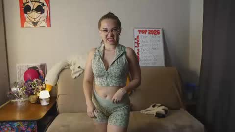 Snapshot of emmatiny chatting on August 2, 2026, 7:12 pm Mia online show from August 2, 2026, 7:12 pm