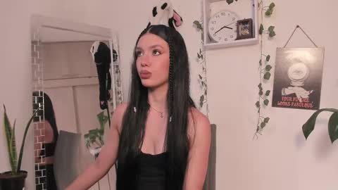 Snapshot of emperatriiiz chatting on February 10, 2025, 8:42 pm Emperatriz online show from February 10, 2025, 8:42 pm