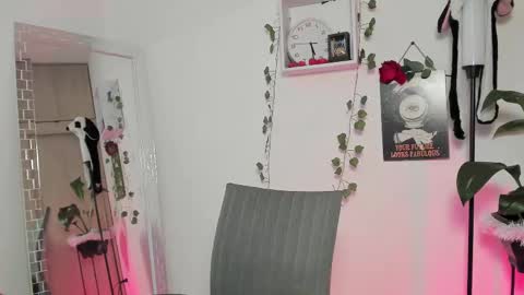 Snapshot of emperatriiiz chatting on February 19, 2025, 10:31 pm Emperatriz online show from February 19, 2025, 10:31 pm