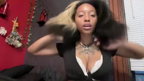 Snapshot of empress_valoria chatting on July 22, 2026, 12:24 am Alyx online show from July 22, 2026, 12:24 am