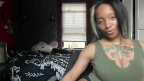 Snapshot of empress_valoria chatting on July 25, 2026, 11:46 pm Alyx online show from July 25, 2026, 11:46 pm