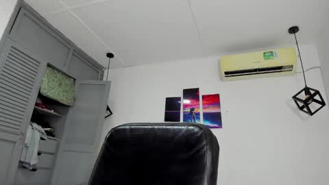 Snapshot of emy_0 chatting on January 14, 2025, 3:22 am Emy online show from January 14, 2025, 3:22 am