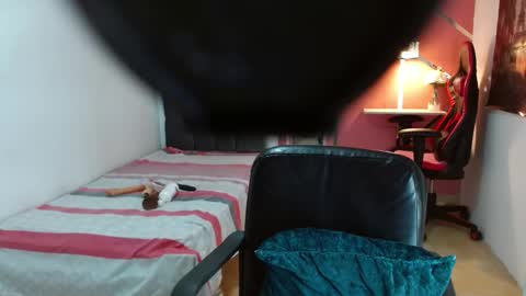 Snapshot of emy_0 chatting on January 22, 2025, 10:37 pm Emy online show from January 22, 2025, 10:37 pm