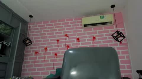 Snapshot of emy_0 chatting on February 26, 2025, 8:33 pm Emy online show from February 26, 2025, 8:33 pm