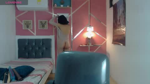 Snapshot of emy_0 chatting on March 6, 2025, 3:24 am Emy online show from March 6, 2025, 3:24 am