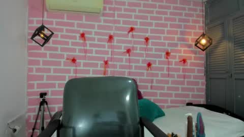 Snapshot of emy_0 chatting on March 6, 2025, 9:53 pm Emy online show from March 6, 2025, 9:53 pm