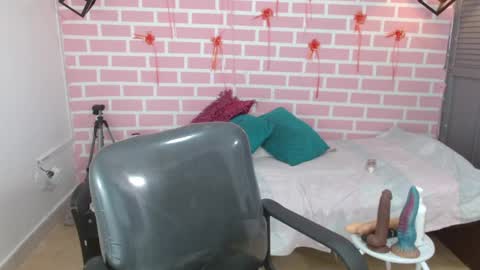 Snapshot of emy_0 chatting on March 9, 2025, 9:14 pm Emy online show from March 9, 2025, 9:14 pm