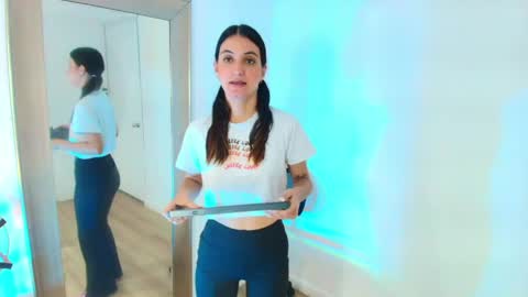 Snapshot of emy_ferrer_ chatting on April 11, 2026, 3:33 am EMY FERRER online show from April 11, 2026, 3:33 am