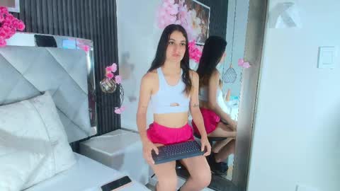 Snapshot of emy_ferrer_ chatting on April 22, 2026, 4:15 am EMY FERRER online show from April 22, 2026, 4:15 am