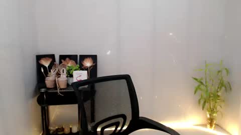 enchantress_mia03 online show from June 1, 2026, 6:15 am