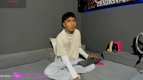 Snapshot of ender_h0tt chatting on May 12, 2026, 2:03 pm Ender online show from May 12, 2026, 2:03 pm