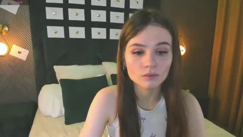 Snapshot of enigmatic_ella chatting on May 27, 2026, 1:24 am Ella online show from May 27, 2026, 1:24 am