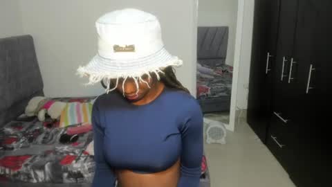 Snapshot of enyelsalas2 chatting on November 6, 2025, 1:06 am Angela online show from November 6, 2025, 1:06 am