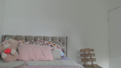 enyer_twin online show from December 2, 2025, 6:36 pm