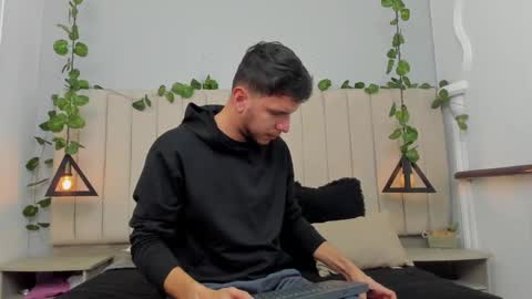 Snapshot of enzo_rivas chatting on November 5, 2025, 2:28 pm ENZO online show from November 5, 2025, 2:28 pm