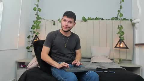 Snapshot of enzo_rivas chatting on November 12, 2025, 2:17 pm ENZO online show from November 12, 2025, 2:17 pm