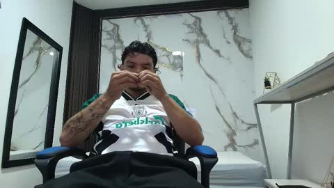 Snapshot of enzo_turner chatting on January 18, 2026, 3:32 am online show from January 18, 2026, 3:32 am