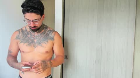 Snapshot of enzoaren chatting on November 30, 2025, 6:01 pm Enzo Aren online show from November 30, 2025, 6:01 pm