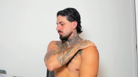 Snapshot of enzoaren chatting on December 18, 2025, 11:00 pm Enzo Aren online show from December 18, 2025, 11:00 pm